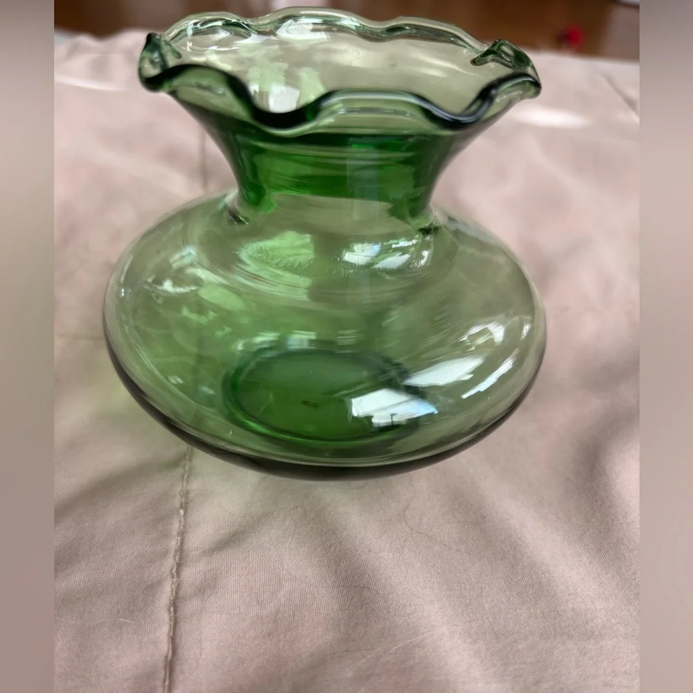 Vintage anchor hocking bud vase. Forest Green crimped ruffled edge. No callouts.